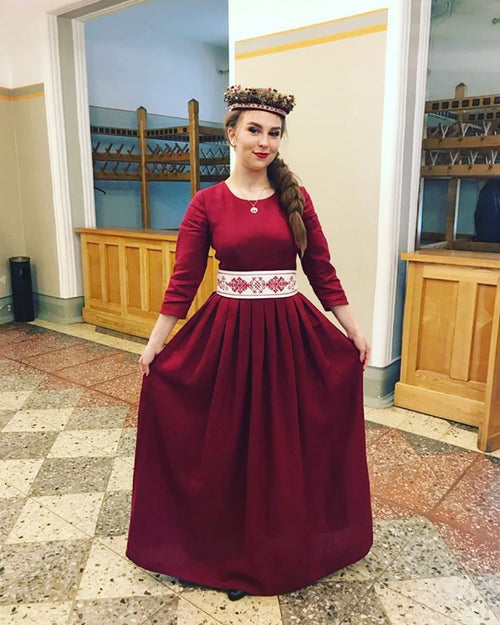 Kleita "Līga" komplektā ar jostu. PIEGĀDE 20 DIENU LAIKĀ!