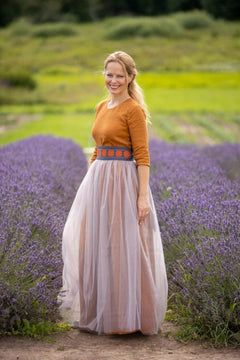 Kleita "Līga" ar tillu un jostu