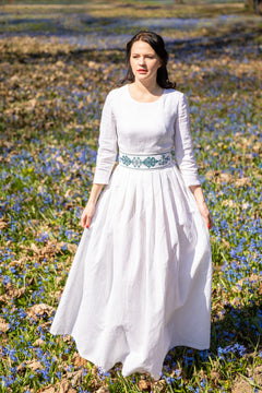 Kleita "Līga" ar izšūtu jostu. PIEGĀDE 20DIENU LAIKĀ.