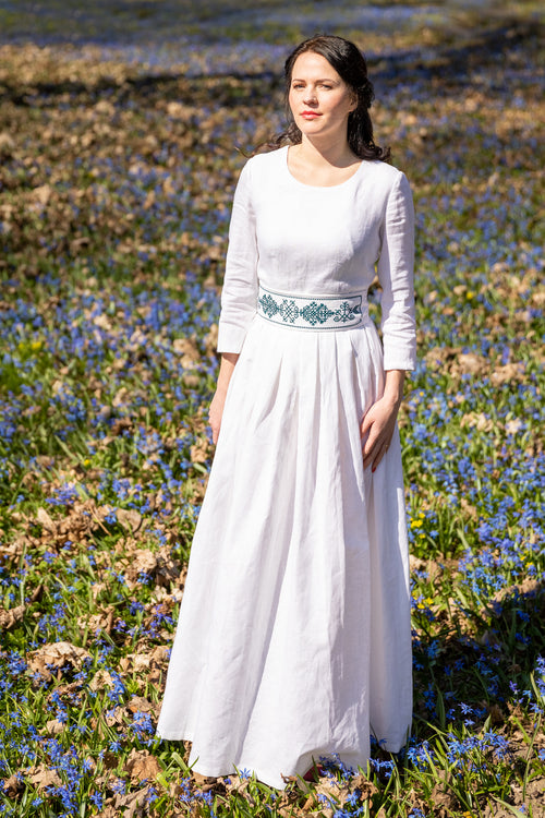 Kleita "Līga" ar izšūtu jostu. PIEGĀDE 20DIENU LAIKĀ.