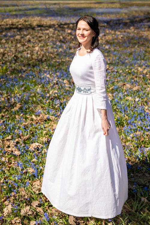 Kleita "Līga" ar izšūtu jostu. PIEGĀDE 20DIENU LAIKĀ.