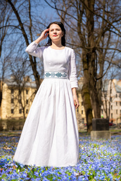 Kleita "Līga" ar izšūtu jostu. PIEGĀDE 20DIENU LAIKĀ.