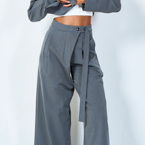 Wide-leg pleated pants with belt