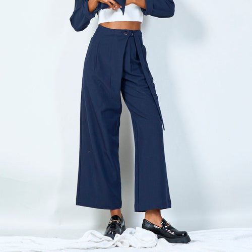 Wide-leg pleated pants with belt