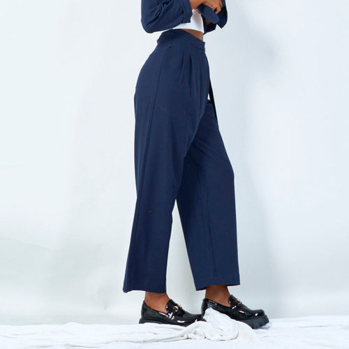 Wide-leg pleated pants with belt