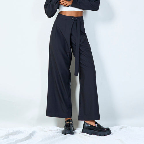 Wide-leg pleated pants with belt